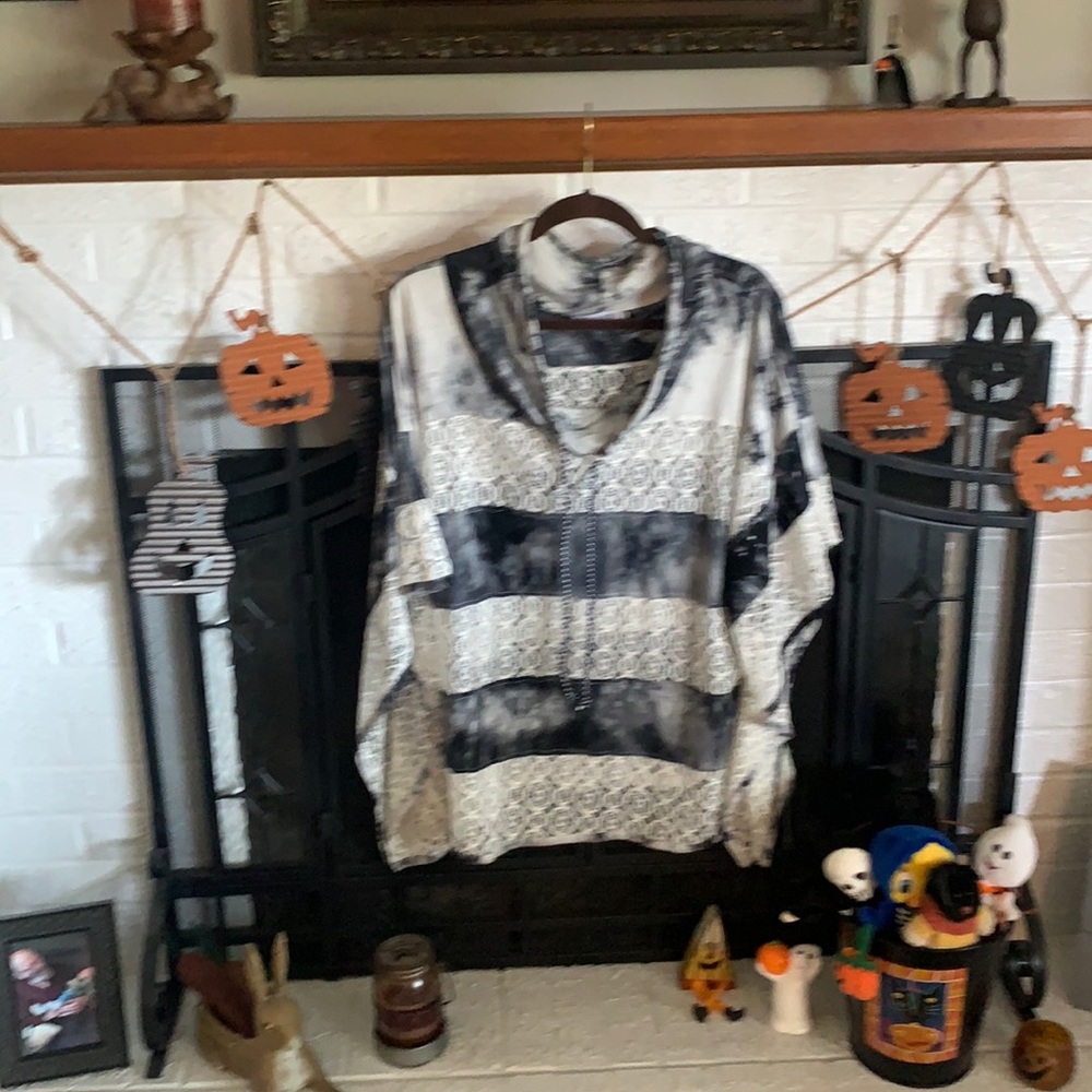 Adore black and cream lace short flutter sleeve top